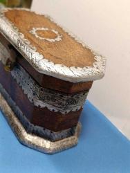 P12---SANDIK ŞEKLİNDE ALÜMİNYUM DEKORLU MASİF AHŞAP KUTU