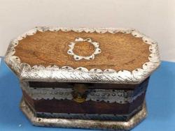 P12---SANDIK ŞEKLİNDE ALÜMİNYUM DEKORLU MASİF AHŞAP KUTU