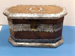 P12---SANDIK ŞEKLİNDE ALÜMİNYUM DEKORLU MASİF AHŞAP KUTU