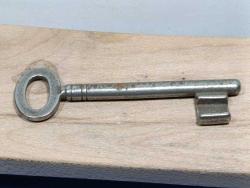 AN3-----ESKİ DEMİR KAPI ANAHTARI--9,5 CM