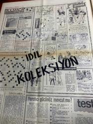 HAFTA SONU GAZETESİ DOĞUM GÜNÜ GAZETESİ (TURKİSH NEWSPAPER) - 16 NİSAN 1970 - Yıl:4 Sayı:169 -Yeni Çıkan Plaklar listesi -Betül Işıl-Ertem Göreç-Zeki Tükel-Cüneyt Arkın-Sema Özcan-Müberra Arıkan-Suna Özden-Müjdat Gezen-Figen Say-Ayhan Işık-Göksel Arsoy-Sevda Aydan-Sevda Ferdag-İzzet Günay-Saime Sinan-Timur Selçuk-Engin Çağlar-Nilüfer Koçyiğit-Parla Şenol-Özdemir Güreli-Semra Yıldız-Bülent Oral-Alain Delon-Marie Versini-Romy Schneider-Shirley MacLaine-Kirk Douglas-Avni Anıl-Kamuran Akkor-Önder Bali-Orhan Şevki-Turhan Yalçın-Güngör Erdoğan-Erol Deran-İlham Gencer-Baki Duyarlar-Adriano Celentano-Nicola Di Bari-Sergio Endrigo-Zeki Müren-Kerem Güney-Sevgi Sun-Hafız Ahmet Sarıcaoğlu-Adnan Varveren-Nevzat Ayaz Söhretli yıldızlar filmcilere cephe aldı-Cüneyt Arkın’ı nişanlısı dövdü-5 sanatçı Ankara’da saç saça kavga etti-İranlılar Ayhan Işık’a el attılar-Göksel Arsoy’un evine hırsız girdi-Sema Özcan’la İzzet Günay’ın arası açıldı-Müzisyenlerin seçim mücadelesi hızlandı-Sevda Aydan aradığı eser