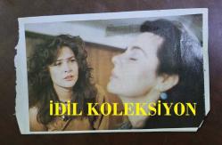HÜLYA AVŞAR'IN DERGİDEN KESİLME FOTOĞRAFI - 12,5 x 8 cm EBADINDA - HÜLYA AVŞAR & FATMA GİRİK