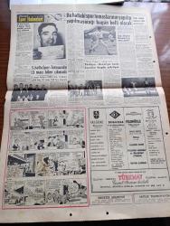 Hürriyet Gazetesi - Turkish Newspaper - 29 Nisan 1960 - İstanbul Ankara'da örfi idare ilan edildi - Orgeneral Fahri Özdilek İstanbul korgeneral Namık Argüç Ankara örfi idare komutanı oldular fotoğraf - İstanbul'da gece sokağa çıkmak yasak eğlence yerleri kapandı - Mazlum Kayalar Demokrat Parti grup başkanlığından istifa etti Fotoğraf - CENTO toplantısı Tahran'da açıldı - Nusaybin'de Hulahop şeyhi öldürüldü - 11 yıl sonra Rhee saraydan çıktı fotoğraf - İran şahı da Dün hariciye vekili Fatin Rüştü Zorlu'yu kabul etti - Almanlar fuarda ekmek imal edecekler - Kızılay'ın İran'a yardımı - İstanbul'da sinema tiyatro programı - feza'ya evvela kim gidecek - İngiltere'de Mr. Wilson Totodan 2,5 milyon kazandı fotoğraf - Real Madrid Barcelona'yı nasıl yendi fotoğraf - 60 bin kişilik Fenerbahçe stadı şimdiki yerinde inşa edilecek - kasımpaşalı Recep Adanır satışa çıkarılacak - Türkiye Brezilya tenis kuraları bugün çekiliyor - İzmir altınordu takımı dün sabah vapurla İstanbul'a geldi fotoğraf