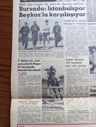 Hürriyet Gazetesi - Turkish Newspaper - 18 Mayıs 1960 - Zirve konferansı başlamadan çöktü - Kruşçef Dün konferansa gelmedi 3 ler toplandılar - Eisenhower'in Amerika'ya dönmesi muhtemel - Ankara örfi idare kumandanlığının tebliği 19 Mayıs için özel bir program hazırlandı - başvekili Adnan Menderes dün Bergama ve Manisa'da konuşma yaptı - Akdeniz'de casusluk yapan Rus harp gemisi - Kıbrıs Türk Yunan görüşmeleri başlıyor - Rusların Feza gemisi New York üzerinde görüldü - İdam Edilen Chessman'ın mirası bir avukata kaldı - Bakırköy'de Migros mağazasını soyan Remzi Çetin - Atatürk'ün takma dişleri emekli albay Halil N Yurdakul tarafından sergilendi fotoğraf - Atatürk'ün silahı fotoğraf - İstanbul'da sinema tiyatro programı - balarısı Ahmet ve Özdemir İstanbul radyosunda - Avrupa şampiyon kulüpler kupası final maçı Real Madrid ile Eintracht Frankfurt - Bursa'da İstanbulspor Beykoz'la karşılaşıyor - Fenerbahçe'nin yeni antrenörü Sandro Puppo 29 Haziran'da İstanbul'da olacak - voleybol