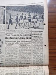 Hürriyet Gazetesi - Turkish Newspaper - 18 Mayıs 1960 - Zirve konferansı başlamadan çöktü - Kruşçef Dün konferansa gelmedi 3 ler toplandılar - Eisenhower'in Amerika'ya dönmesi muhtemel - Ankara örfi idare kumandanlığının tebliği 19 Mayıs için özel bir program hazırlandı - başvekili Adnan Menderes dün Bergama ve Manisa'da konuşma yaptı - Akdeniz'de casusluk yapan Rus harp gemisi - Kıbrıs Türk Yunan görüşmeleri başlıyor - Rusların Feza gemisi New York üzerinde görüldü - İdam Edilen Chessman'ın mirası bir avukata kaldı - Bakırköy'de Migros mağazasını soyan Remzi Çetin - Atatürk'ün takma dişleri emekli albay Halil N Yurdakul tarafından sergilendi fotoğraf - Atatürk'ün silahı fotoğraf - İstanbul'da sinema tiyatro programı - balarısı Ahmet ve Özdemir İstanbul radyosunda - Avrupa şampiyon kulüpler kupası final maçı Real Madrid ile Eintracht Frankfurt - Bursa'da İstanbulspor Beykoz'la karşılaşıyor - Fenerbahçe'nin yeni antrenörü Sandro Puppo 29 Haziran'da İstanbul'da olacak - voleybol
