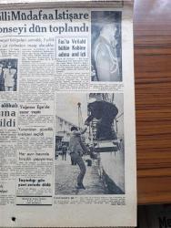 Hürriyet Gazetesi - Turkish Newspaper - 27 Mayıs 1960 - Türk ordusu vazife başında silahlı kuvvetlerimiz bütün yurtta idareyi fiilen ele aldı - Türk silahlı kuvvetlerinin millete tebliğleri - İstanbul'un fetih yılında hiçbir tören yapılmayacak - Bayram sevinci İstanbul bayraklarla donandı - milli müdafaa istişare konseyi Dün toplandı  - İsrailliler denizaltı ile adam kaçırmış - İsrail Birleşik Arap Cumhuriyeti hava çarpışması - Rauf Gökçen fren patlamasını önleyecek bir sigorta icat etti - İstanbul radyosunun yayınladığı üçüncü tebliğe göre İstanbul askeri Vali ve belediye reisliğini deruhte eden Tuğgeneral Refik Tulga fotoğraf - Talat Paşa'nın katili Soghnonon Tehlirian öldü - İstanbul'da sinema tiyatro programı - İstanbul Ankara Radyosu Programı - 1961 dünya güreş şampiyonası İtalya ve Japonya'da yapılacak - Baraj maçlarına katılacak takımlar Bursa'da toplandı fotoğraf - milli takım namzetleri bugün dolmabahçe'de çalışacak fotoğraf - America takımı yarın Karşıyaka ile oynuyor foto