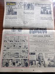 Hürriyet Gazetesi - Turkish Newspaper - 27 Mayıs 1960 - Türk ordusu vazife başında silahlı kuvvetlerimiz bütün yurtta idareyi fiilen ele aldı - Türk silahlı kuvvetlerinin millete tebliğleri - İstanbul'un fetih yılında hiçbir tören yapılmayacak - Bayram sevinci İstanbul bayraklarla donandı - milli müdafaa istişare konseyi Dün toplandı  - İsrailliler denizaltı ile adam kaçırmış - İsrail Birleşik Arap Cumhuriyeti hava çarpışması - Rauf Gökçen fren patlamasını önleyecek bir sigorta icat etti - İstanbul radyosunun yayınladığı üçüncü tebliğe göre İstanbul askeri Vali ve belediye reisliğini deruhte eden Tuğgeneral Refik Tulga fotoğraf - Talat Paşa'nın katili Soghnonon Tehlirian öldü - İstanbul'da sinema tiyatro programı - İstanbul Ankara Radyosu Programı - 1961 dünya güreş şampiyonası İtalya ve Japonya'da yapılacak - Baraj maçlarına katılacak takımlar Bursa'da toplandı fotoğraf - milli takım namzetleri bugün dolmabahçe'de çalışacak fotoğraf - America takımı yarın Karşıyaka ile oynuyor foto