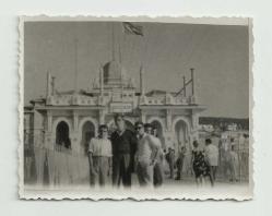 BÜYÜKADA İSKELESİNDE GENÇLER KÜÇÜK EBAT FOTOĞRAF...