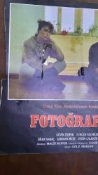 FOTOĞRAFLAR (1989) FİLMİNİN ORİJİNAL LOBİ KARTI - 23 x 22 cm EBADINDA - HÜLYA AVŞAR, HAKAN URAL, GÜZİN ÖZİPEK, TUNCER NECMİOĞLU, DİLER SARAÇ, GÖKHAN METE, SEVİM ÇALIŞGİR, UĞUR EİN DÖNDÜR