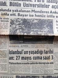 Hürriyet Gazetesi - Turkish Newspaper - 28 Mayıs 1960 - yurtta tam bir huzur hüküm sürüyor yeni anayasanın hazırlıkları ilerliyor - milli birlik başkanı Orgeneral Cemal Gürsel Türk milletine hitabı fotoğraf - büyük millet meclisi fesholundu - Parti faaliyetleri yasak edildi - bütün üniversiteler açılacak - Kütahya yolunda yakalanan Adnan Menderes Ankara'ya getirildi ve istifa etti - Celal Bayar ise henüz istifa etmedi - Ankara'ya getirilen başvekil Adnan Menderes'in A 00073 plakalı otomobili vilayet önünde Kahraman Mehmetçiğin muhafazası altında fotoğraf - İstanbul'un yaşadığı tarihi an 27 Mayıs cuma saat 3 - Türk ordusu şehirde idareyi ele aldı - 28 Nisan 1960 Türk gençliği o gün şahlandı fotoğraf - Beyazıt meydanında polis siper alarak talebelerin üzerine atış açmıştı - İstanbul'da sinema tiyatro programı - Dün neşredilen tebliğler - hapisteki basın mensupları tahliye ediliyor - denizcilik Bankası yeni telsiz istasyonu kuruyor - bir talebe yurduna asılan yaşasın ordumuz pankartı