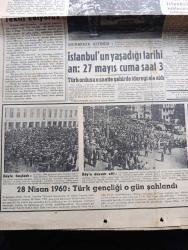 Hürriyet Gazetesi - Turkish Newspaper - 28 Mayıs 1960 - yurtta tam bir huzur hüküm sürüyor yeni anayasanın hazırlıkları ilerliyor - milli birlik başkanı Orgeneral Cemal Gürsel Türk milletine hitabı fotoğraf - büyük millet meclisi fesholundu - Parti faaliyetleri yasak edildi - bütün üniversiteler açılacak - Kütahya yolunda yakalanan Adnan Menderes Ankara'ya getirildi ve istifa etti - Celal Bayar ise henüz istifa etmedi - Ankara'ya getirilen başvekil Adnan Menderes'in A 00073 plakalı otomobili vilayet önünde Kahraman Mehmetçiğin muhafazası altında fotoğraf - İstanbul'un yaşadığı tarihi an 27 Mayıs cuma saat 3 - Türk ordusu şehirde idareyi ele aldı - 28 Nisan 1960 Türk gençliği o gün şahlandı fotoğraf - Beyazıt meydanında polis siper alarak talebelerin üzerine atış açmıştı - İstanbul'da sinema tiyatro programı - Dün neşredilen tebliğler - hapisteki basın mensupları tahliye ediliyor - denizcilik Bankası yeni telsiz istasyonu kuruyor - bir talebe yurduna asılan yaşasın ordumuz pankartı