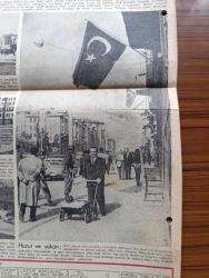 Hürriyet Gazetesi - Turkish Newspaper - 28 Mayıs 1960 - yurtta tam bir huzur hüküm sürüyor yeni anayasanın hazırlıkları ilerliyor - milli birlik başkanı Orgeneral Cemal Gürsel Türk milletine hitabı fotoğraf - büyük millet meclisi fesholundu - Parti faaliyetleri yasak edildi - bütün üniversiteler açılacak - Kütahya yolunda yakalanan Adnan Menderes Ankara'ya getirildi ve istifa etti - Celal Bayar ise henüz istifa etmedi - Ankara'ya getirilen başvekil Adnan Menderes'in A 00073 plakalı otomobili vilayet önünde Kahraman Mehmetçiğin muhafazası altında fotoğraf - İstanbul'un yaşadığı tarihi an 27 Mayıs cuma saat 3 - Türk ordusu şehirde idareyi ele aldı - 28 Nisan 1960 Türk gençliği o gün şahlandı fotoğraf - Beyazıt meydanında polis siper alarak talebelerin üzerine atış açmıştı - İstanbul'da sinema tiyatro programı - Dün neşredilen tebliğler - hapisteki basın mensupları tahliye ediliyor - denizcilik Bankası yeni telsiz istasyonu kuruyor - bir talebe yurduna asılan yaşasın ordumuz pankartı