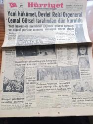 Hürriyet Gazetesi - Turkish Newspaper - 29 Mayıs 1960 - Yeni Hükümet Devlet Reisi Orgeneral Cemal Gürsel Tarafından Kuruldu fotoğraf - Adnan Menderes Kaçarken Nasıl Ele Geçti - Fatin Rüştü Zorlu'nun Eşi Mücevherlerini Kaçırmak İstedi - Kabine Üyeleri kimlerdir fotoğraf - Hürriyet Şehitlerinin Mezarları Aranıyor fotoğraf - İstanbul 507 Yıl Önce Bugün Türk Olmuştu - Celal Bayar İstifa Etti - Ordunun Hürriyet Hareketini Nasıl Yaptığı Dün Açıklandı - Hapisteki Gazeteciler Dün Serbest Bırakıldılar -İsimsiz Kadın Aşk Ve His Romanı Yazan Theresa Drake Yazı Dizisi - Dedektif Nik'in Maceraları Çizgi Roman - Altay Bugün America Takımı İle Karşılaşıyor - Kalp Aldanmaz Aşk Ve Macera Romanı Çizen Faruk Geç - İskoçya Milli Maçının Yapılma İhtimali Arttı - Sophia Loren Çocuğu Olmadığı İçin Üzgün - Allah Çocukları Unuttu Yazan Oya Baydar Yazı Dizisi - John Saxon Hollywood'un En Mesut Bekarı - Ankara Ve İstanbul Dünü Nasıl Geçirdi Fotoğraflar - Büyük Ata'nın Huzurunda fotoğraf