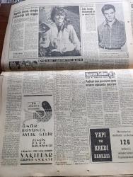 Hürriyet Gazetesi - Turkish Newspaper - 29 Mayıs 1960 - Yeni Hükümet Devlet Reisi Orgeneral Cemal Gürsel Tarafından Kuruldu fotoğraf - Adnan Menderes Kaçarken Nasıl Ele Geçti - Fatin Rüştü Zorlu'nun Eşi Mücevherlerini Kaçırmak İstedi - Kabine Üyeleri kimlerdir fotoğraf - Hürriyet Şehitlerinin Mezarları Aranıyor fotoğraf - İstanbul 507 Yıl Önce Bugün Türk Olmuştu - Celal Bayar İstifa Etti - Ordunun Hürriyet Hareketini Nasıl Yaptığı Dün Açıklandı - Hapisteki Gazeteciler Dün Serbest Bırakıldılar -İsimsiz Kadın Aşk Ve His Romanı Yazan Theresa Drake Yazı Dizisi - Dedektif Nik'in Maceraları Çizgi Roman - Altay Bugün America Takımı İle Karşılaşıyor - Kalp Aldanmaz Aşk Ve Macera Romanı Çizen Faruk Geç - İskoçya Milli Maçının Yapılma İhtimali Arttı - Sophia Loren Çocuğu Olmadığı İçin Üzgün - Allah Çocukları Unuttu Yazan Oya Baydar Yazı Dizisi - John Saxon Hollywood'un En Mesut Bekarı - Ankara Ve İstanbul Dünü Nasıl Geçirdi Fotoğraflar - Büyük Ata'nın Huzurunda fotoğraf