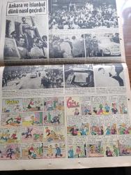 Hürriyet Gazetesi - Turkish Newspaper - 29 Mayıs 1960 - Yeni Hükümet Devlet Reisi Orgeneral Cemal Gürsel Tarafından Kuruldu fotoğraf - Adnan Menderes Kaçarken Nasıl Ele Geçti - Fatin Rüştü Zorlu'nun Eşi Mücevherlerini Kaçırmak İstedi - Kabine Üyeleri kimlerdir fotoğraf - Hürriyet Şehitlerinin Mezarları Aranıyor fotoğraf - İstanbul 507 Yıl Önce Bugün Türk Olmuştu - Celal Bayar İstifa Etti - Ordunun Hürriyet Hareketini Nasıl Yaptığı Dün Açıklandı - Hapisteki Gazeteciler Dün Serbest Bırakıldılar -İsimsiz Kadın Aşk Ve His Romanı Yazan Theresa Drake Yazı Dizisi - Dedektif Nik'in Maceraları Çizgi Roman - Altay Bugün America Takımı İle Karşılaşıyor - Kalp Aldanmaz Aşk Ve Macera Romanı Çizen Faruk Geç - İskoçya Milli Maçının Yapılma İhtimali Arttı - Sophia Loren Çocuğu Olmadığı İçin Üzgün - Allah Çocukları Unuttu Yazan Oya Baydar Yazı Dizisi - John Saxon Hollywood'un En Mesut Bekarı - Ankara Ve İstanbul Dünü Nasıl Geçirdi Fotoğraflar - Büyük Ata'nın Huzurunda fotoğraf