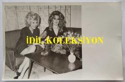 SEVİM TUNA & ŞANTÖZ ENDER ERİM'İN ORİJİNAL FOTOĞRAFI - 18 x 12 cm EBADINDA - ENDER ERİM ve SEVİM TUNA BİRLİKTE OTURUP SOHBET EDERLERKEN ÇEKİLMİŞ BİR KARE