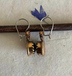 Eskitme, altın küpe görselinde küpe.