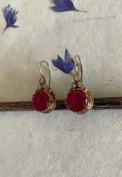 Eskitme, altın küpe görselinde küpe.