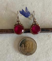 Eskitme, altın küpe görselinde küpe.