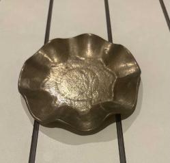 Vintage Dekoratif Dökme Pirinç Tabak  dalgalı kenar  Dekoratif obje, anahtar/takı tepsisi veya şık bir biblo altlığı. Orijinal patinalı, iyi vintage kondisyonda.