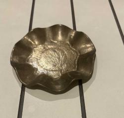 Vintage Dekoratif Dökme Pirinç Tabak  dalgalı kenar  Dekoratif obje, anahtar/takı tepsisi veya şık bir biblo altlığı. Orijinal patinalı, iyi vintage kondisyonda.