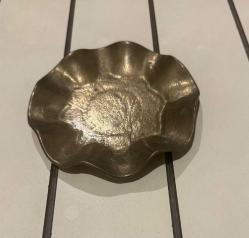 Vintage Dekoratif Dökme Pirinç Tabak  dalgalı kenar  Dekoratif obje, anahtar/takı tepsisi veya şık bir biblo altlığı. Orijinal patinalı, iyi vintage kondisyonda.
