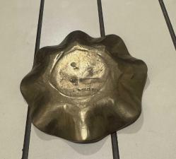 Vintage Dekoratif Dökme Pirinç Tabak  dalgalı kenar  Dekoratif obje, anahtar/takı tepsisi veya şık bir biblo altlığı. Orijinal patinalı, iyi vintage kondisyonda.