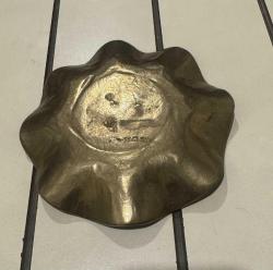 Vintage Dekoratif Dökme Pirinç Tabak  dalgalı kenar  Dekoratif obje, anahtar/takı tepsisi veya şık bir biblo altlığı. Orijinal patinalı, iyi vintage kondisyonda.