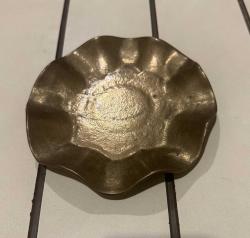 Vintage Dekoratif Dökme Pirinç Tabak  dalgalı kenar  Dekoratif obje, anahtar/takı tepsisi veya şık bir biblo altlığı. Orijinal patinalı, iyi vintage kondisyonda.
