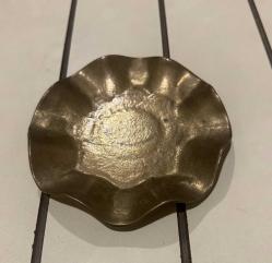 Vintage Dekoratif Dökme Pirinç Tabak  dalgalı kenar  Dekoratif obje, anahtar/takı tepsisi veya şık bir biblo altlığı. Orijinal patinalı, iyi vintage kondisyonda.