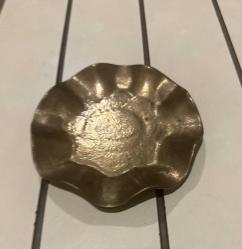 Vintage Dekoratif Dökme Pirinç Tabak  dalgalı kenar  Dekoratif obje, anahtar/takı tepsisi veya şık bir biblo altlığı. Orijinal patinalı, iyi vintage kondisyonda.