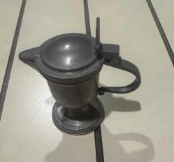 Sürahi/Kupa (Adolf Lösch & Co.) Antika Döküm Kalay veya Kalay Alaşımı Menteşeli Kapaklı Kupa/Mini Sürahi. Menşei/Üretici: Altında 