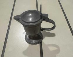 Sürahi/Kupa (Adolf Lösch & Co.) Antika Döküm Kalay veya Kalay Alaşımı Menteşeli Kapaklı Kupa/Mini Sürahi. Menşei/Üretici: Altında 