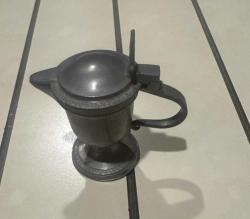 Sürahi/Kupa (Adolf Lösch & Co.) Antika Döküm Kalay veya Kalay Alaşımı Menteşeli Kapaklı Kupa/Mini Sürahi. Menşei/Üretici: Altında 