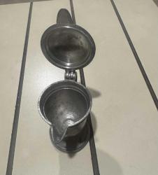 Sürahi/Kupa (Adolf Lösch & Co.) Antika Döküm Kalay veya Kalay Alaşımı Menteşeli Kapaklı Kupa/Mini Sürahi. Menşei/Üretici: Altında 