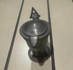 Sürahi/Kupa (Adolf Lösch & Co.) Antika Döküm Kalay veya Kalay Alaşımı Menteşeli Kapaklı Kupa/Mini Sürahi. Menşei/Üretici: Altında 