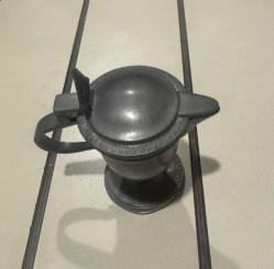 Sürahi/Kupa (Adolf Lösch & Co.) Antika Döküm Kalay veya Kalay Alaşımı Menteşeli Kapaklı Kupa/Mini Sürahi. Menşei/Üretici: Altında 