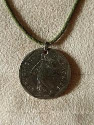 ESKİ METAL 5LİRA PARA KOLYE ,EL YAPIMI, KOLEKSİYONLUK, KULLANIMA UYGUN SIFIR.