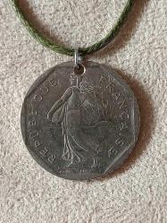 ESKİ METAL 5LİRA PARA KOLYE ,EL YAPIMI, KOLEKSİYONLUK, KULLANIMA UYGUN SIFIR.