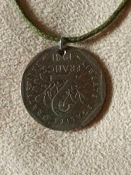 ESKİ METAL 5LİRA PARA KOLYE ,EL YAPIMI, KOLEKSİYONLUK, KULLANIMA UYGUN SIFIR.