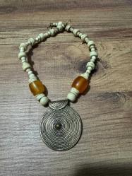 Vintage Etnik Kolye   Kemik Boncuk & Pirinç Uç El yapımı görünüme sahip, kemik boncuklu etnik kolye. Kehribar tonlarında detaylar ve spiral desenli pirinç alaşım uç ile tamamlanmıştır. Bohem ve etnik tarz sevenler için karakterli bir parça. Genel durumu iyi, kullanıma uygundur.