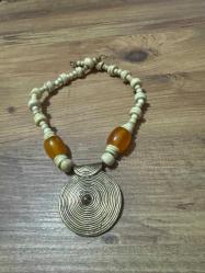 Vintage Etnik Kolye   Kemik Boncuk & Pirinç Uç El yapımı görünüme sahip, kemik boncuklu etnik kolye. Kehribar tonlarında detaylar ve spiral desenli pirinç alaşım uç ile tamamlanmıştır. Bohem ve etnik tarz sevenler için karakterli bir parça. Genel durumu iyi, kullanıma uygundur.