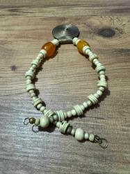 Vintage Etnik Kolye   Kemik Boncuk & Pirinç Uç El yapımı görünüme sahip, kemik boncuklu etnik kolye. Kehribar tonlarında detaylar ve spiral desenli pirinç alaşım uç ile tamamlanmıştır. Bohem ve etnik tarz sevenler için karakterli bir parça. Genel durumu iyi, kullanıma uygundur.