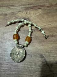 Vintage Etnik Kolye   Kemik Boncuk & Pirinç Uç El yapımı görünüme sahip, kemik boncuklu etnik kolye. Kehribar tonlarında detaylar ve spiral desenli pirinç alaşım uç ile tamamlanmıştır. Bohem ve etnik tarz sevenler için karakterli bir parça. Genel durumu iyi, kullanıma uygundur.