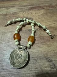 Vintage Etnik Kolye   Kemik Boncuk & Pirinç Uç El yapımı görünüme sahip, kemik boncuklu etnik kolye. Kehribar tonlarında detaylar ve spiral desenli pirinç alaşım uç ile tamamlanmıştır. Bohem ve etnik tarz sevenler için karakterli bir parça. Genel durumu iyi, kullanıma uygundur.