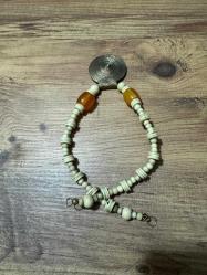 Vintage Etnik Kolye   Kemik Boncuk & Pirinç Uç El yapımı görünüme sahip, kemik boncuklu etnik kolye. Kehribar tonlarında detaylar ve spiral desenli pirinç alaşım uç ile tamamlanmıştır. Bohem ve etnik tarz sevenler için karakterli bir parça. Genel durumu iyi, kullanıma uygundur.