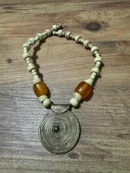 Vintage Etnik Kolye   Kemik Boncuk & Pirinç Uç El yapımı görünüme sahip, kemik boncuklu etnik kolye. Kehribar tonlarında detaylar ve spiral desenli pirinç alaşım uç ile tamamlanmıştır. Bohem ve etnik tarz sevenler için karakterli bir parça. Genel durumu iyi, kullanıma uygundur.
