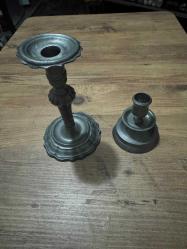 Vintage Metal  Şamdanlar /Mumluk İtalyan yapımı (muhtemelen dökme demir veya koyu pirinç) Büyük ve Küçük Şamdanlar /Mumluk. Klasik, kısa ve sağlam ayaklı şamdan formu. Dekoratif aydınlatma aksesuarı, masaüstü obje. Rustik ve loş bir atmosfer için ideal, Büyük ve küçük boy dekoratif Şamdanlar .