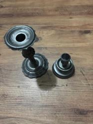 Vintage Metal  Şamdanlar /Mumluk İtalyan yapımı (muhtemelen dökme demir veya koyu pirinç) Büyük ve Küçük Şamdanlar /Mumluk. Klasik, kısa ve sağlam ayaklı şamdan formu. Dekoratif aydınlatma aksesuarı, masaüstü obje. Rustik ve loş bir atmosfer için ideal, Büyük ve küçük boy dekoratif Şamdanlar .