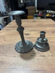 Vintage Metal  Şamdanlar /Mumluk İtalyan yapımı (muhtemelen dökme demir veya koyu pirinç) Büyük ve Küçük Şamdanlar /Mumluk. Klasik, kısa ve sağlam ayaklı şamdan formu. Dekoratif aydınlatma aksesuarı, masaüstü obje. Rustik ve loş bir atmosfer için ideal, Büyük ve küçük boy dekoratif Şamdanlar .